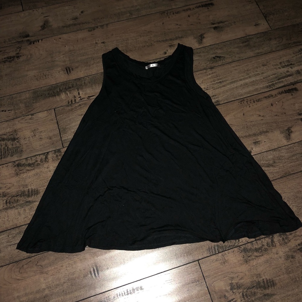 Wide bottom tank top